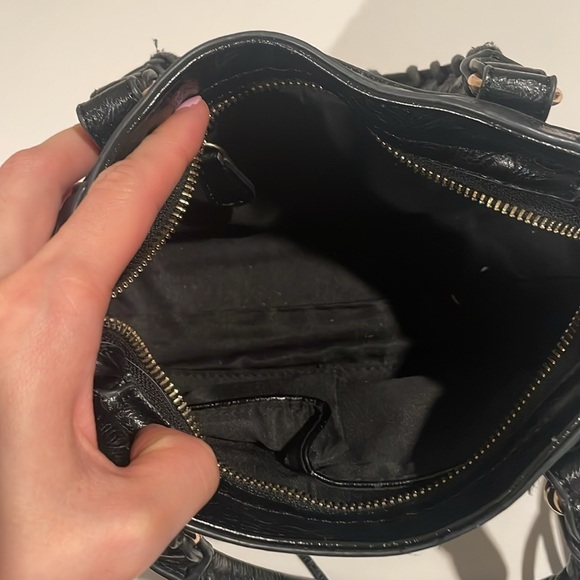 City Inspired Black Crossbody Handbag - Picture 9 of 11